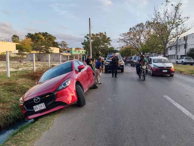 Adulto mayor atasca su vehículo al orillarse en la avenida Lázaro Cárdenas.