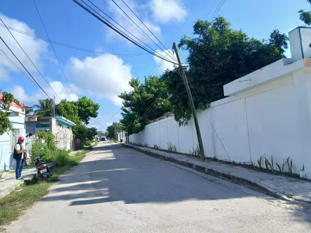 Vecinos denuncian poste de TELMEX cuarteado en la colonia Ricardo Flores Magón.