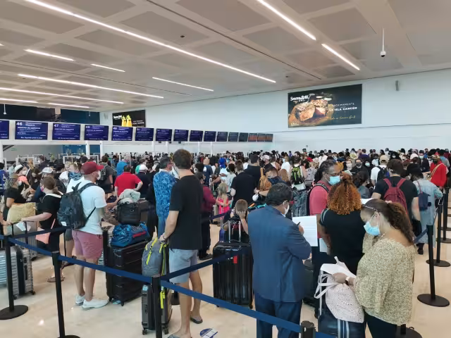 luce repleta de usuarios que buscan llegar a diversos destinos,entre los que destaca Estambul y Estados Unidos