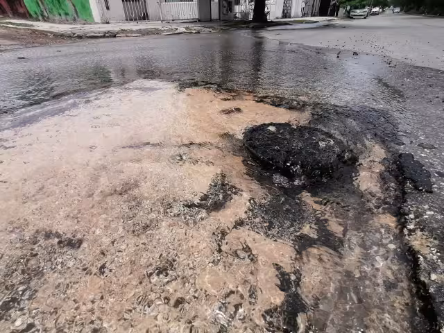 El agua acumulada en algunos tramos de la vialidad podría representar riesgos para automovilistas y peatones