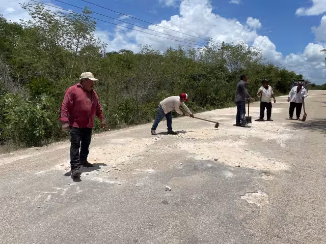 Pobladores de Rancho Sosa toman acción y reparan baches en camino a zona arqueológica