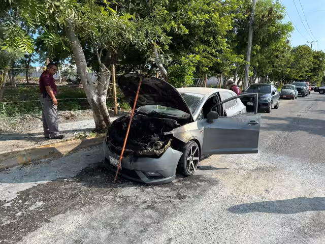 Vehículo se incendia en plena avenida Central de Campeche; madre y sus hijos logran salir a salvo