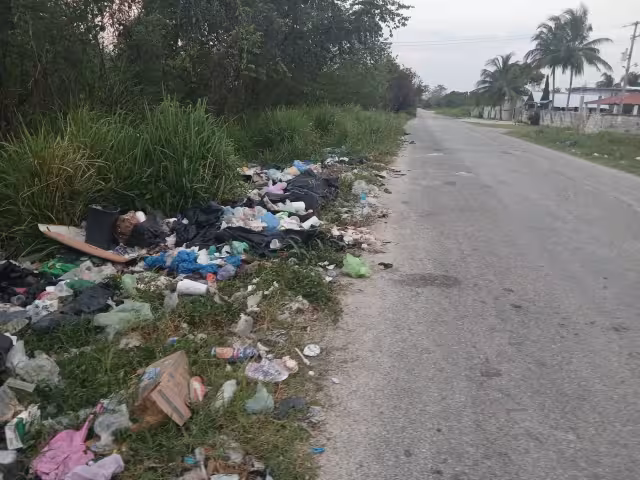 Denuncian basurero clandestino en colonia Salsipuedes, en Escárcega.
