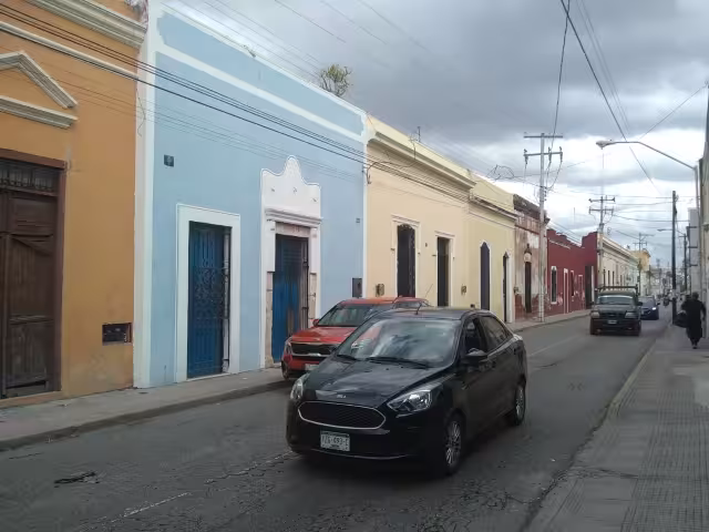 Al bajar del techo no se fijó y su cabeza topó con un cable de alta tensión