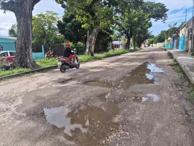 Conductores y motociclistas solicitan bacheo urgente en la avenida Concordia ante el riesgo de accidentes.