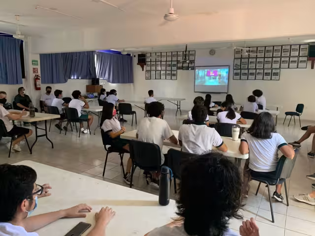 Participaron conocidos personajes como Sonia Aragón (Miss México), Paco Pizaña de Survivor, y Luis García 'el doctor'