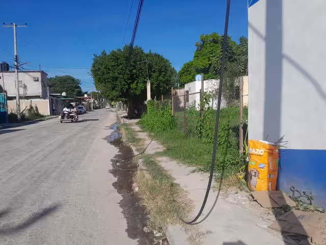 Cables de Telmex llevan colgados cinco días en la calle 22 por 51 de la colonia Esperanza