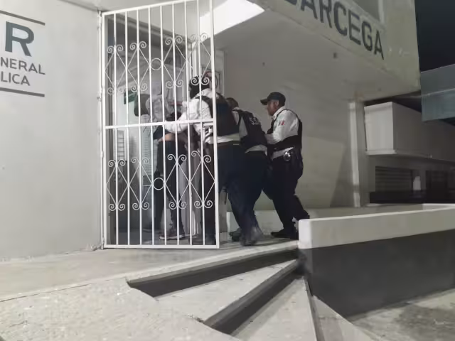 Dos detenidos y arsenal incautado, presuntamente vinculados a un grupo delictivo de Tabasco.