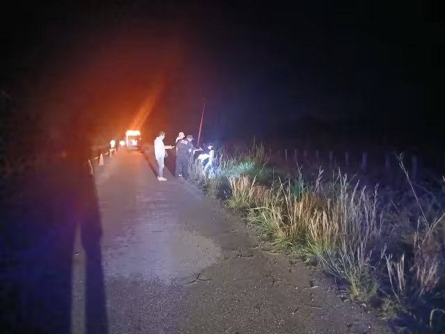 El cuerpo sin vida del motociclistas quedó tendido sobre el pavimento.