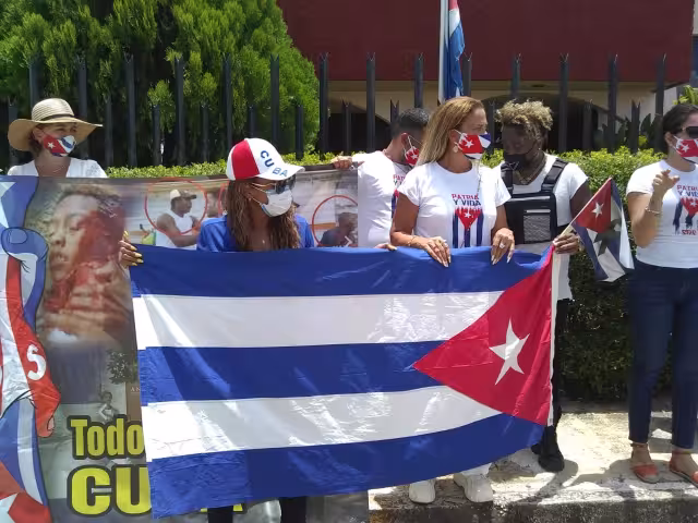 Niurka llegó después del medio día al consulado de Cuba en Mérida para unirse a la manifestación