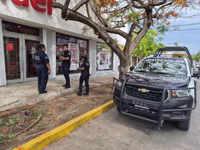 Una movilización policiaca se registró en una sucursal Santander de la colonia Malibrán.