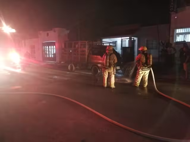 Testigos vieron a dos motociclistas provocar las llamas