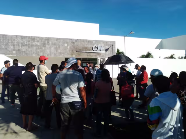 Los habitantes de la colonia In House indicaron que no levantarán el bloqueo hasta que les sea resuelto el problema de la electricidad