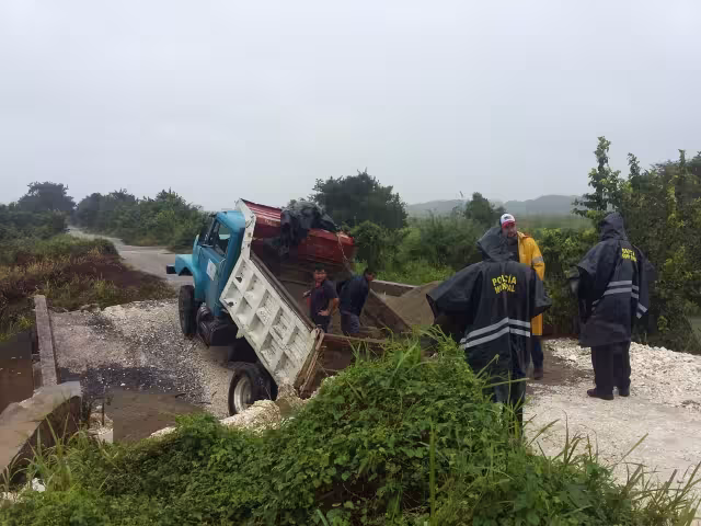 El vehículo estaba a punto de cruzar el angosto puente cuando su parte trasera se hundió quedando varado en el sitio