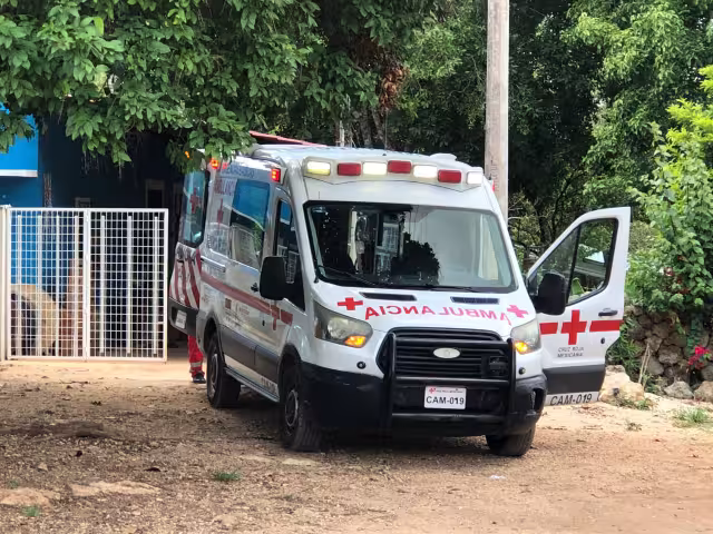 Un joven motociclista derrapó en el barrio de la Guadalupe, Calkiní, después de que un repartidor de agua purificada se le atravesara inesperadamente.