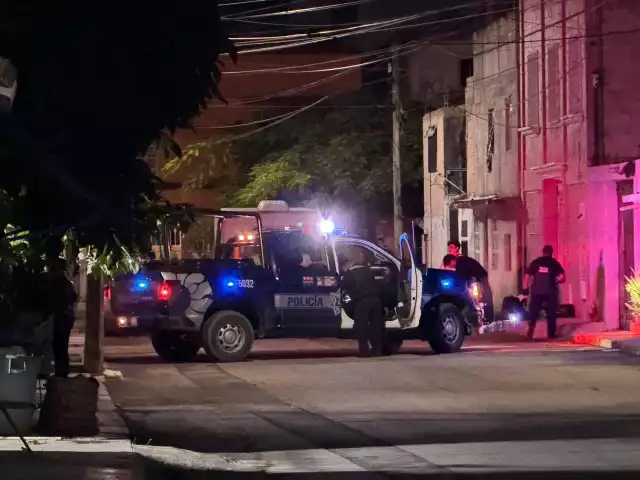 Elementos policiacos llegaron al lugar y custodiaron la escena del crimen.