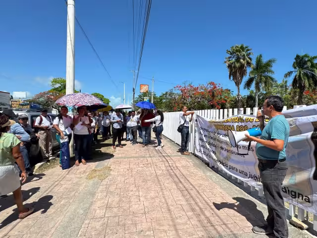 Maestros de Chetumal manifiestan inconformidad a días de iniciar las clases