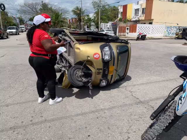 Mototaxi se vuelca tras embestir a motociclista en Paseos Kabah
