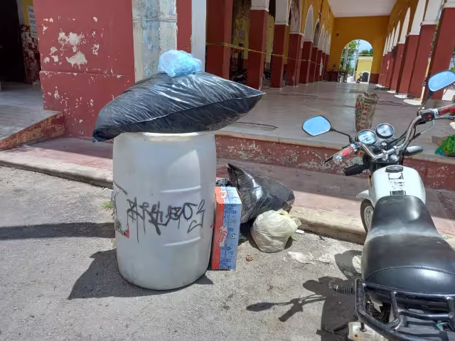 Existen zonas donde los botes para depositar las bolsas ya rebasaron su capacidad