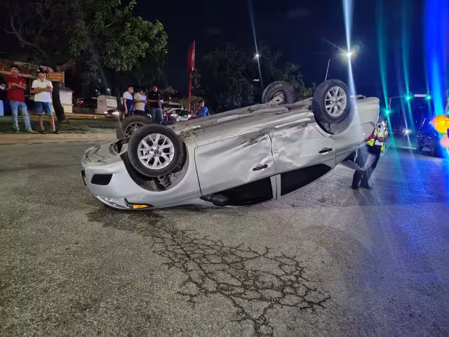 Uno de los autos involucrados terminó volcado sobre la avenida.