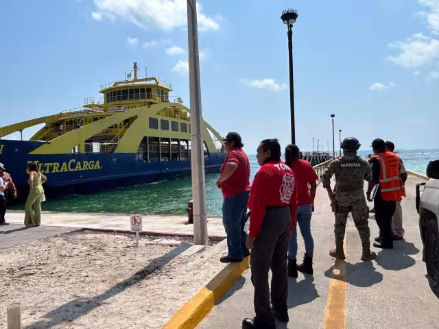 Bomberos y la Marina trabajarán para retirar la camioneta del mar en Punta Sam en Cancún