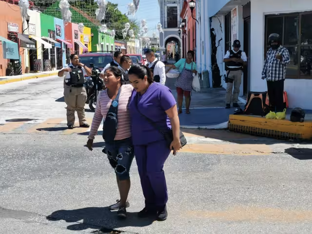 La mujer fue atendida por paramédicos debido a sus heridas