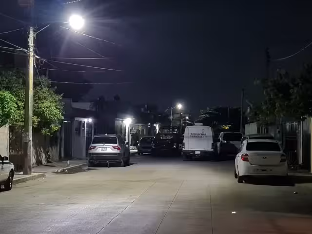 La víctima identificada como Marlene 'L' era de tez morena clara, cabello ondulado castaño y oscuro