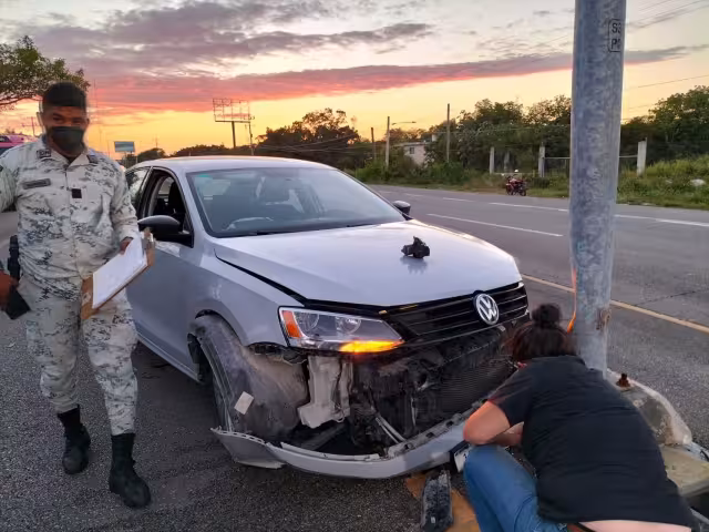 El vehículo con placas de circulación 18-MW-1C, color blanco, circulaba de sur a norte sobre la vía en cuestión