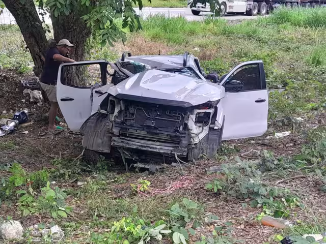 Estalla neumático y camioneta Frontier se estrella contra un árbol en la autopista Champotón–Campeche; tres lesionados
