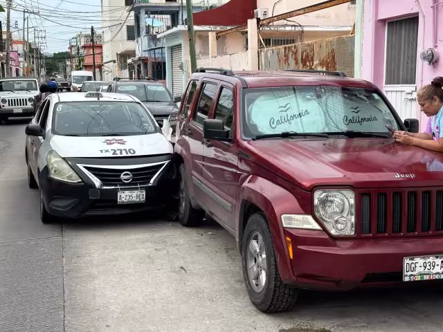 Un taxi Nissan Versa chocó contra una camioneta estacionada en la colonia Guanal.