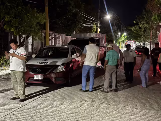Un presunto conductor ebrio chocó contra un taxi en la colonia Petrolera.