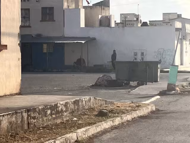 A una calle de distancia los dejaron envueltos en sábanas