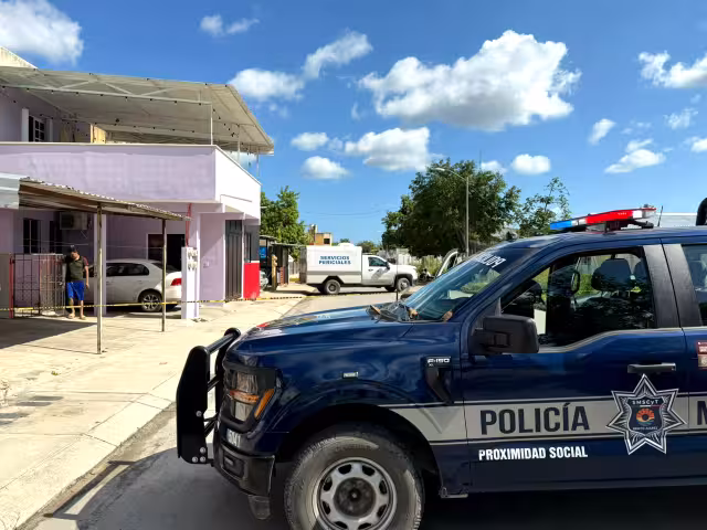 La llamada de emergencia puso en alerta a los cuerpos policiales y de rescate alrededor de las 10 de la mañana, quienes verificaron dos cuerpos dentro de una vivienda