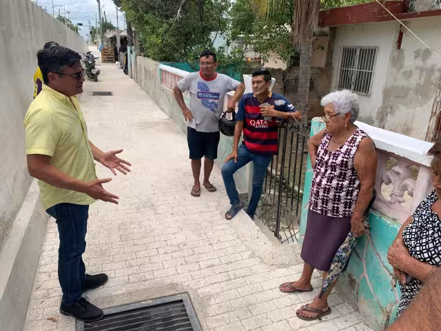 Vecinos de La Ermita, en Campeche, denuncian que las obras del Tren Ligero provocan inundaciones en sus casas.