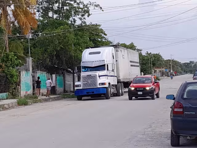 El trailero derribó cables de la CFE de la vivienda
