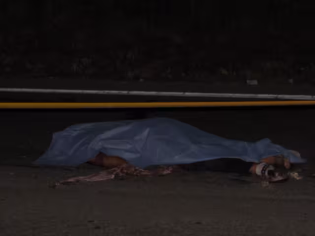 Una persona que trabaja en un rancho cercano expresó que escuchó el golpe y al salir vio tirado los cuerpos