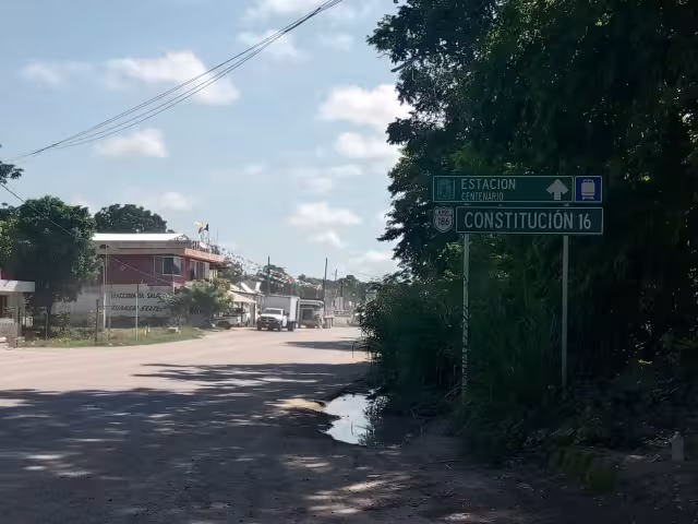 Un hombre conocido como La Loba y su banda han estado robando casas y asaltando transeúntes en la comunidad