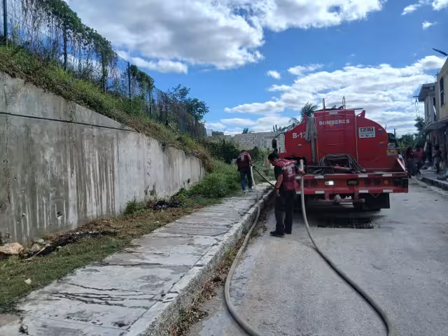 Incendio de maleza en la colonia Jesús García Corona, en Escárcega, pudo originarse por quema de basura.