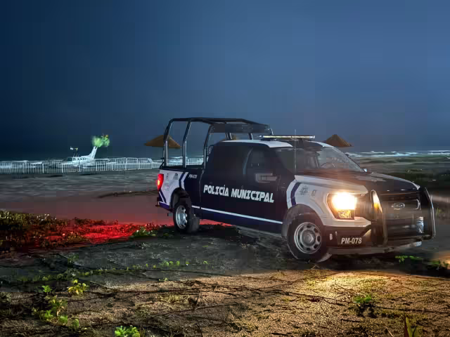 El área de Playa Norte en Ciudad del Carmen se mantiene acordonada tras el aterrizaje de emergencia de una aeronave
