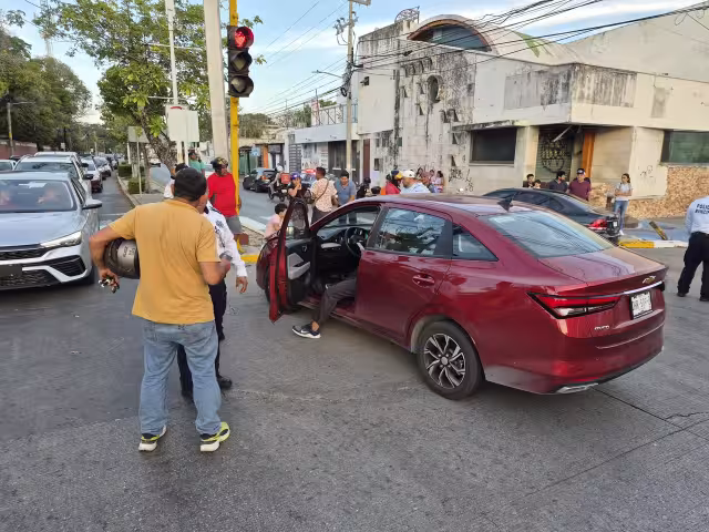 Dos jóvenes resultaron lesionados tras un fuerte accidente entre motocicleta y automóvil en colonia Francisco I. Madero.