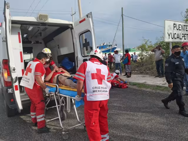 Una mujer presentó varias heridas en el cuerpo tras impactar su moto contra un chevy en Chelem