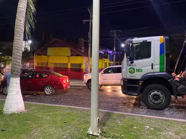 El camión y el auto provocaron un congestionamiento vial.