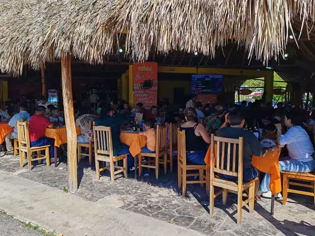 Los restaurantes lucieron llenos durante el Día del Padre.