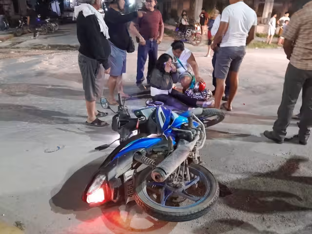 Un motociclista le dio alcance al conductor y logró quitarle la llave del auto