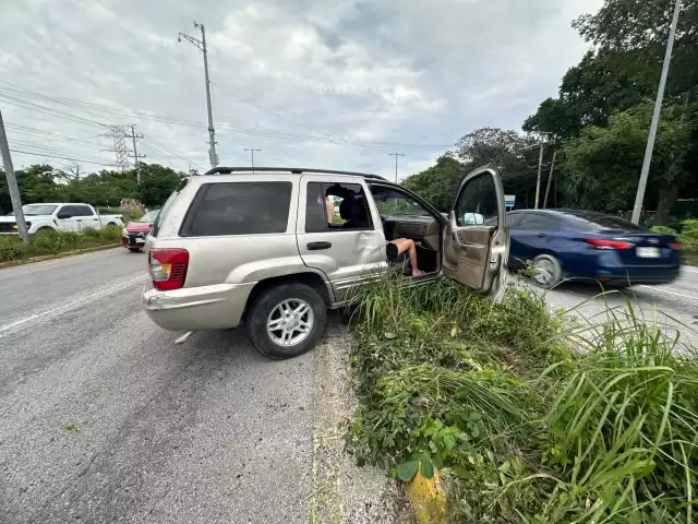 La camioneta terminó impactando el camellón de la vialidad.
