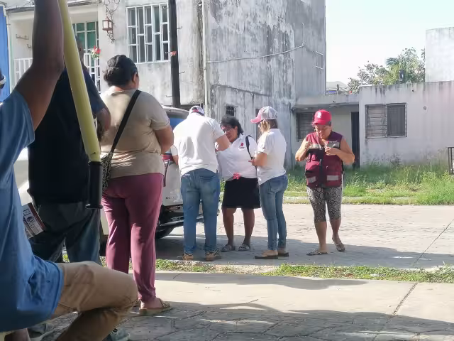 Las personas afiliadas a MORENA estuvieron anotando los datos de las personas.