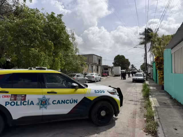 Lunes violento en Cancún: Hombre es atacado a balazos en la SM 221