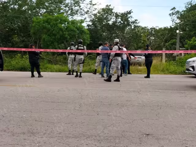 La Guardia Nacional, elementos de Sedena y de la Policía Estatal acudieron a la carretera transversal de Cozumel para realizar el aseguramiento de un inmueble presuntamente relacionado con el narcomenudeo