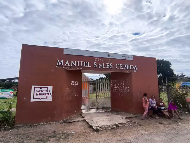 El hombre incluso causó daños al vehículo del profesor antes de retirarse del plantel