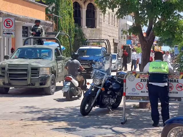 Policías y elementos de la Semar montaron un operativo para dar con los hombres armados que despojaron de 150 mil pesos a una pareja en Playa del Carmen